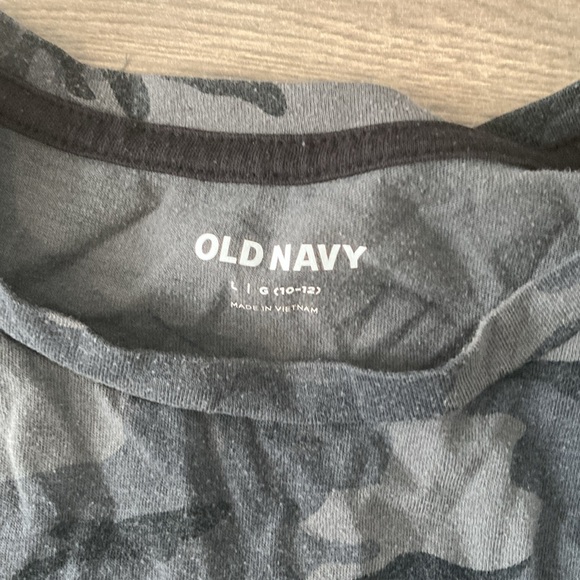 Old navy kids camo tshirt - Picture 2 of 2